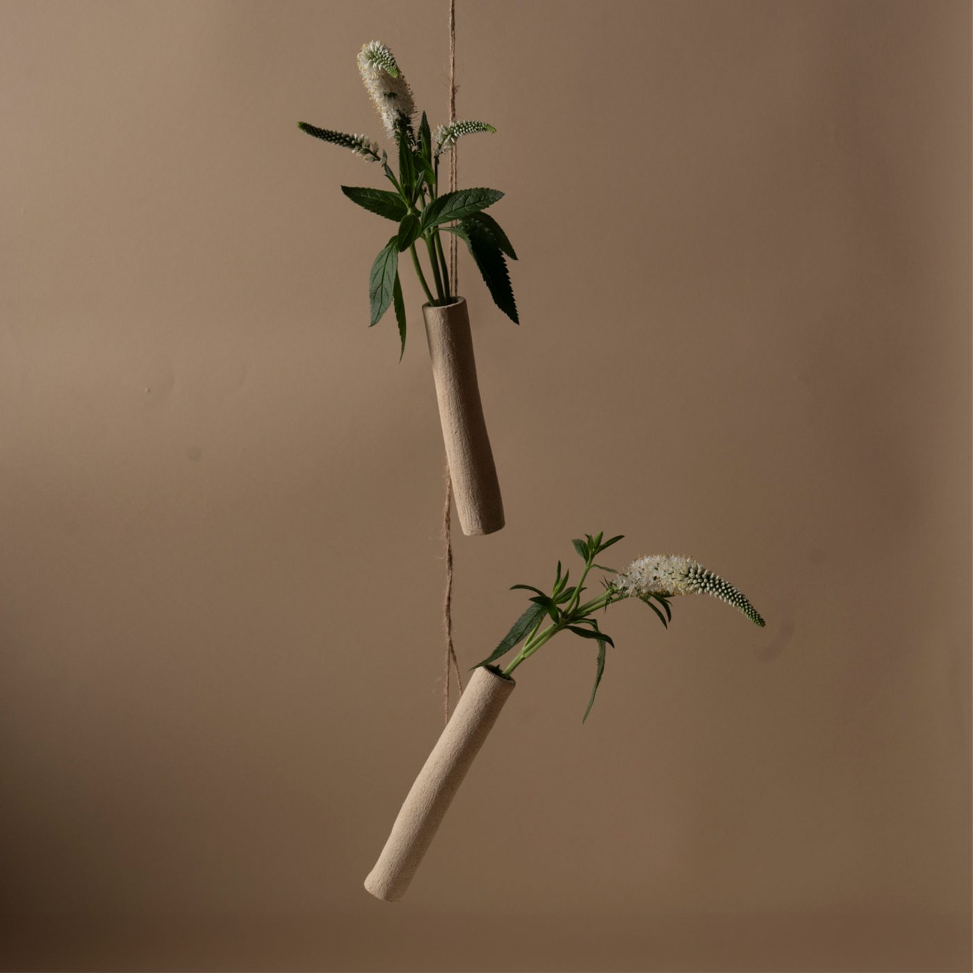 Floreros de cerámica colgantes con ramas