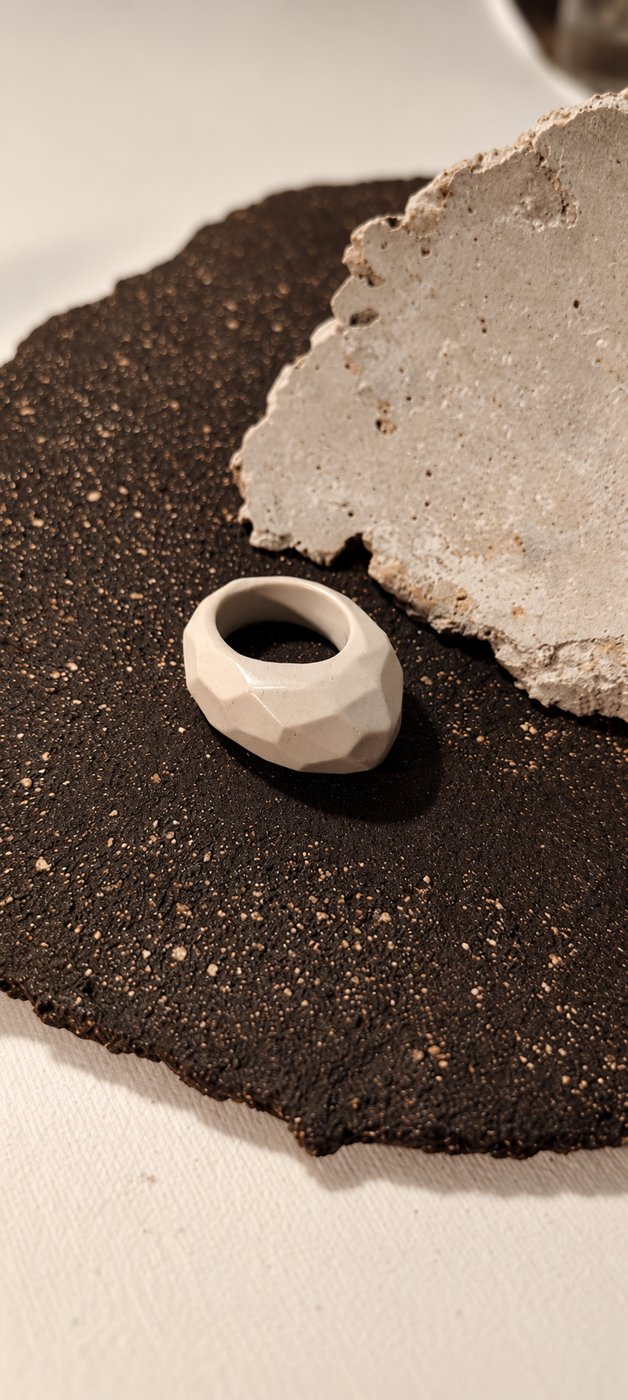 Anillo de gres blanco facetado
