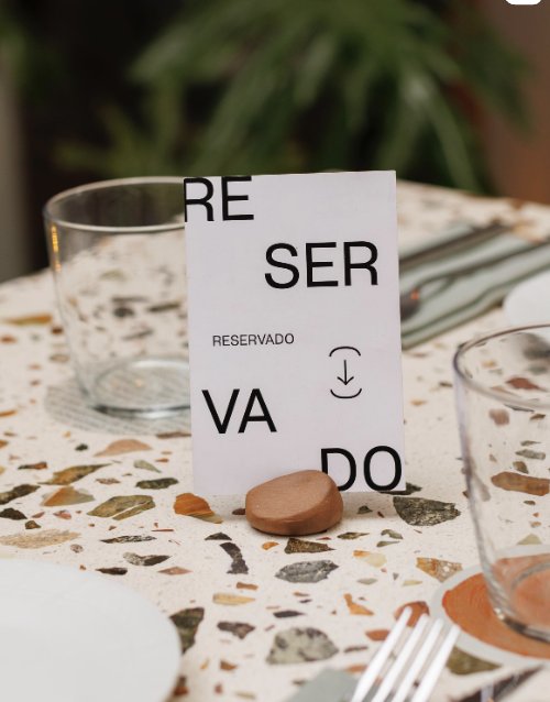 Piedra de cerámica con cartel de reservado