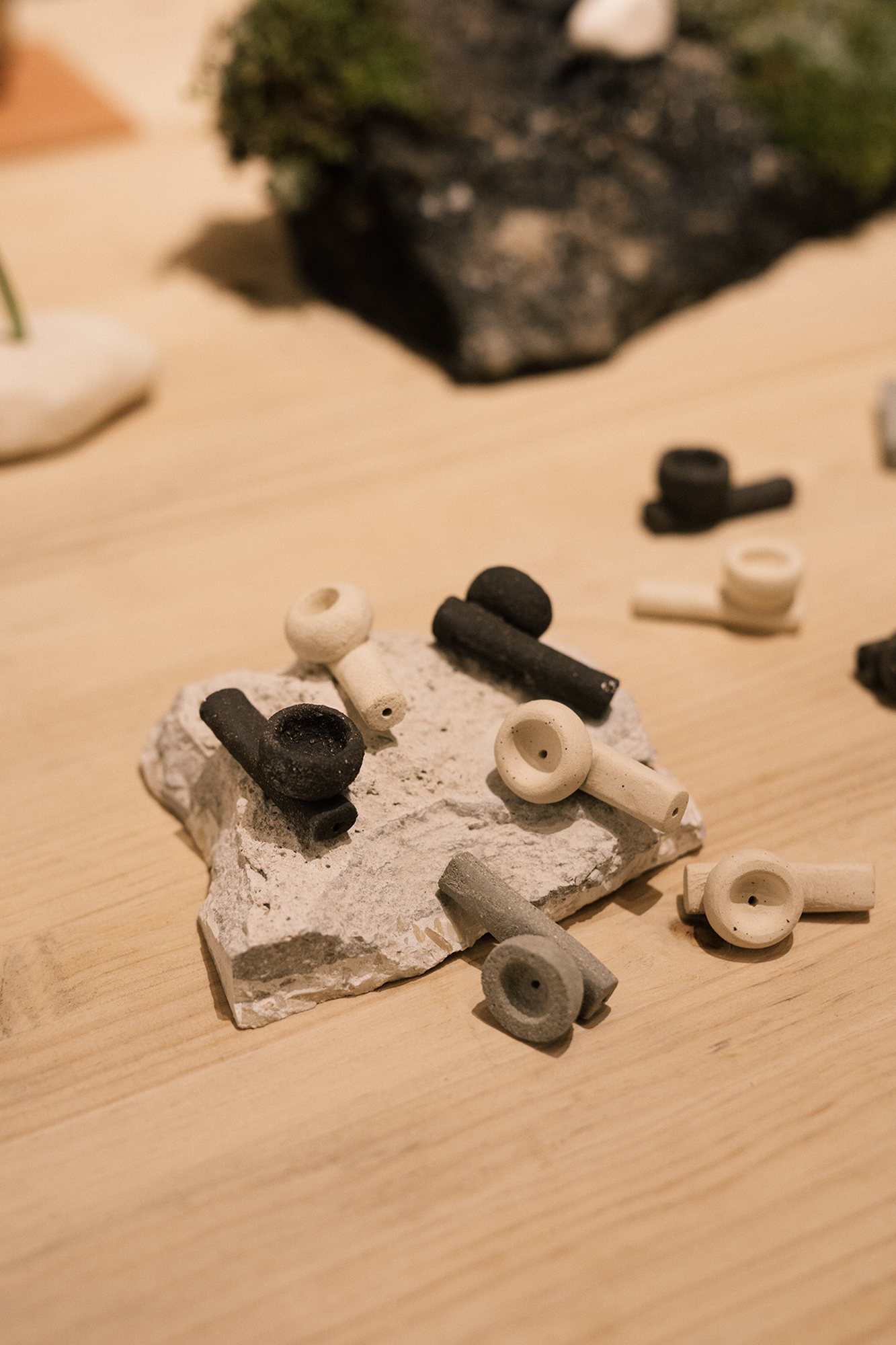 Piezas de cerámica sobre piedra y una mesa de madera