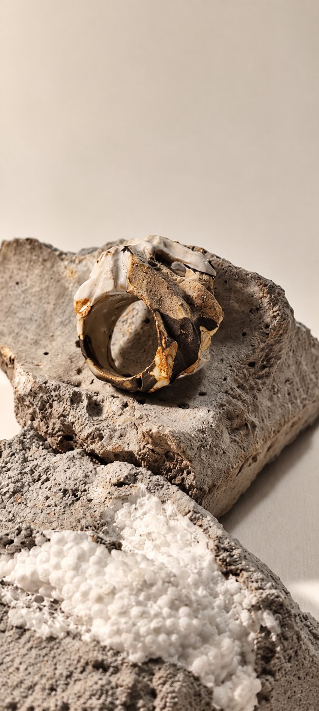 Anillo de gres sobre piedra