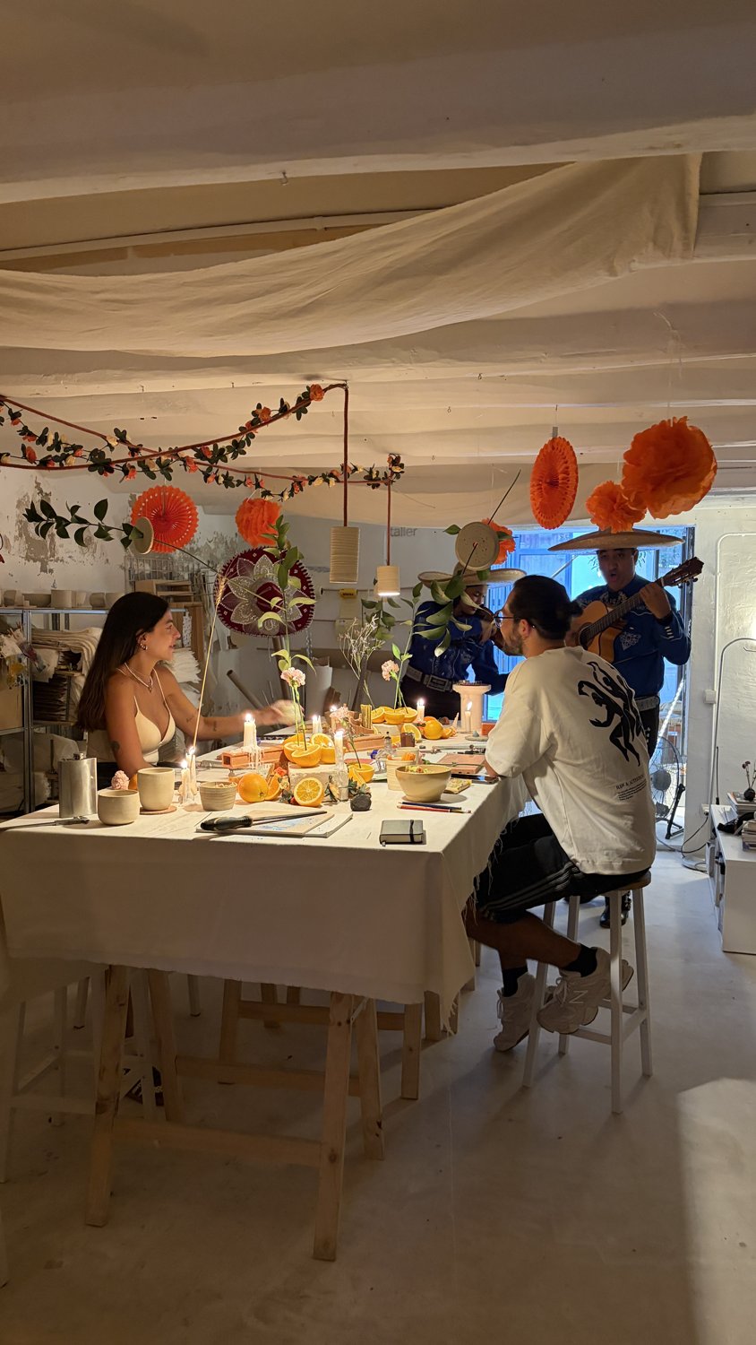 Participantes trabajando en la mesa del taller