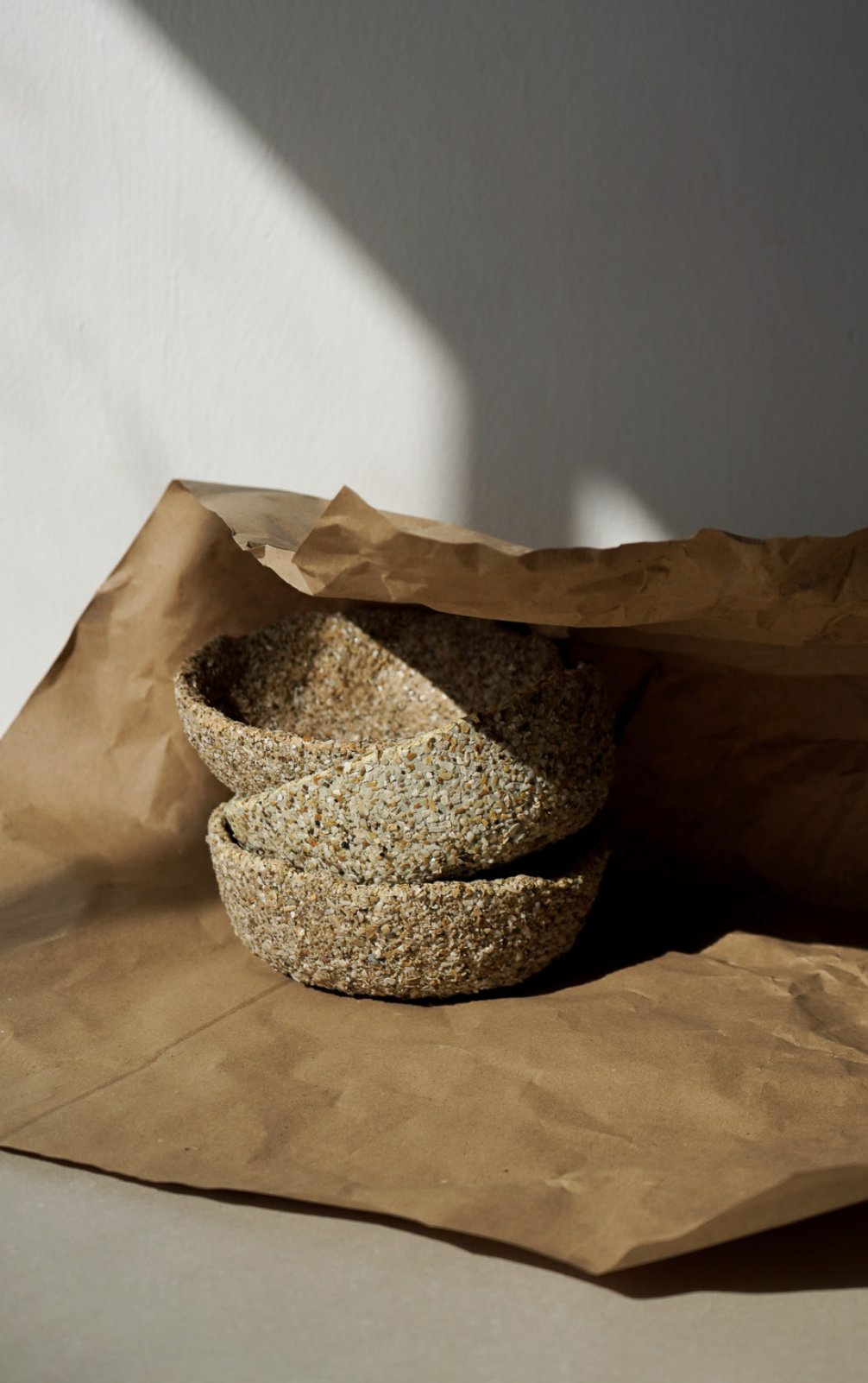 Tres bowls de arena apilados sobre papel madera