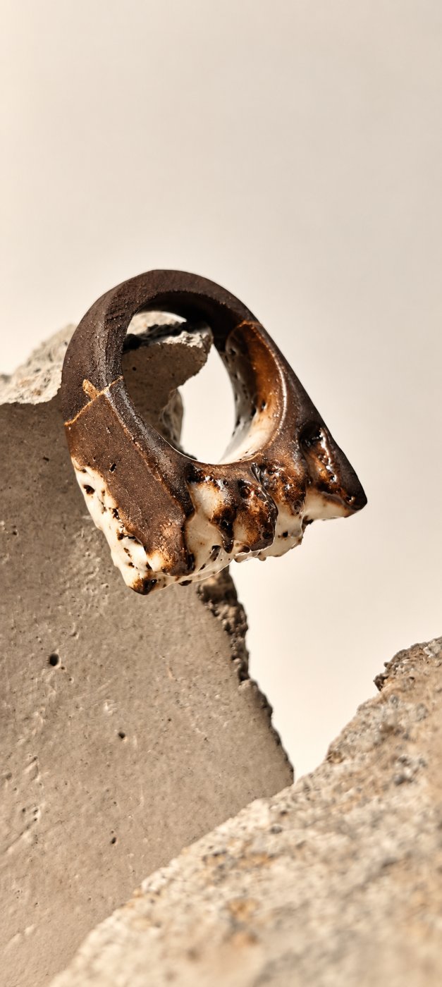 Anillo de gres oscuro con esmalte