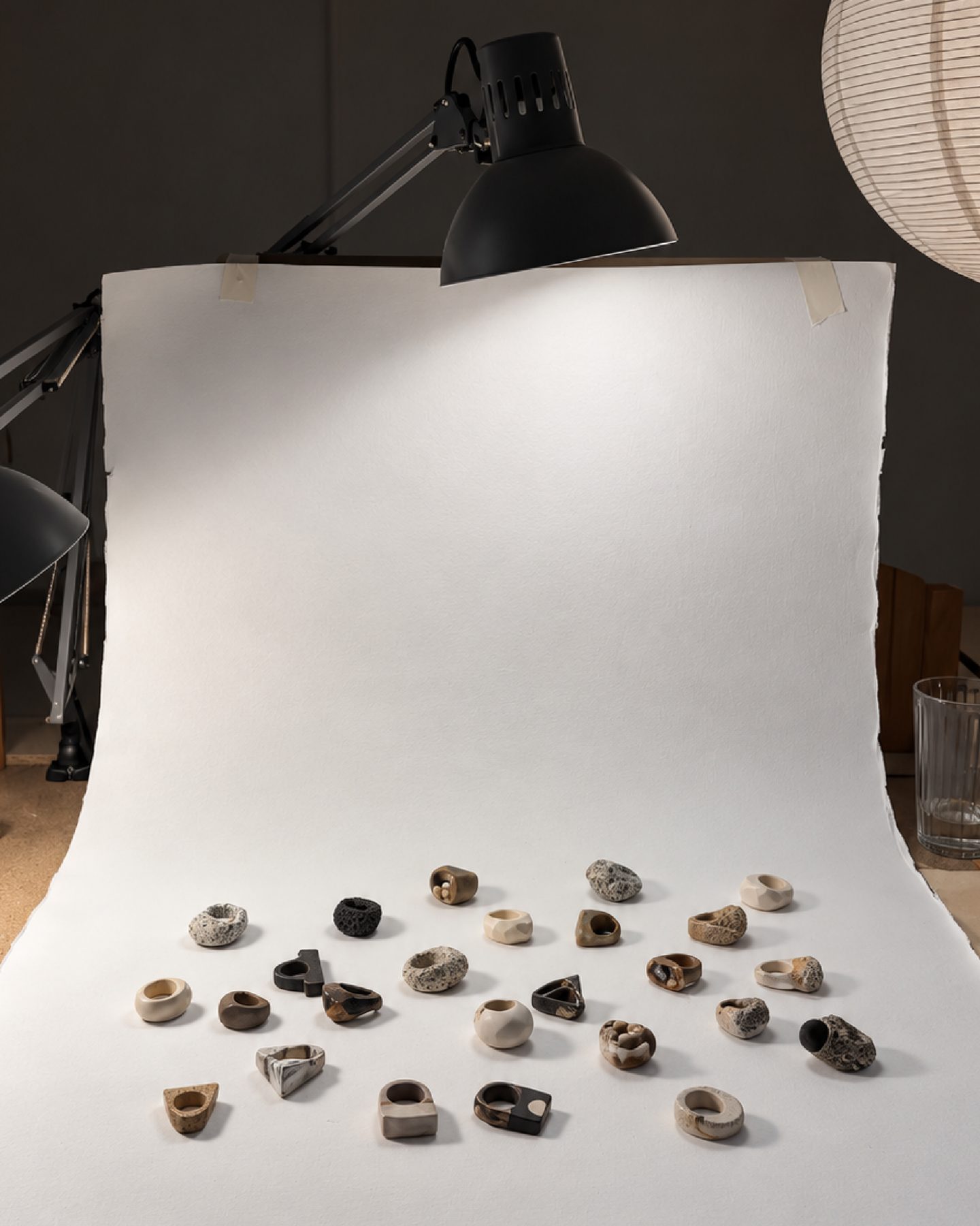 Anillos del taller sobre papel