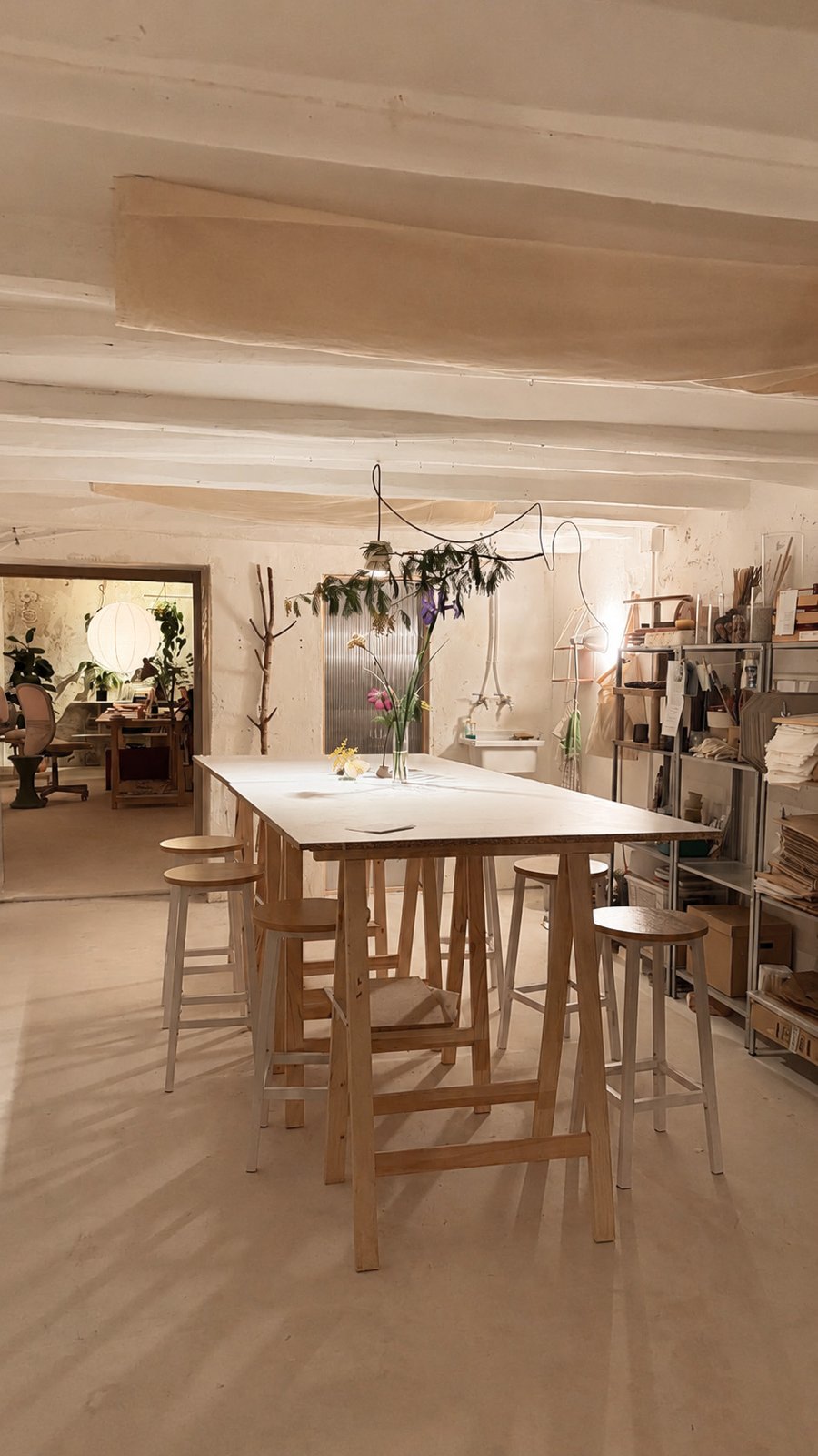 El taller con la mesa alta compartida
