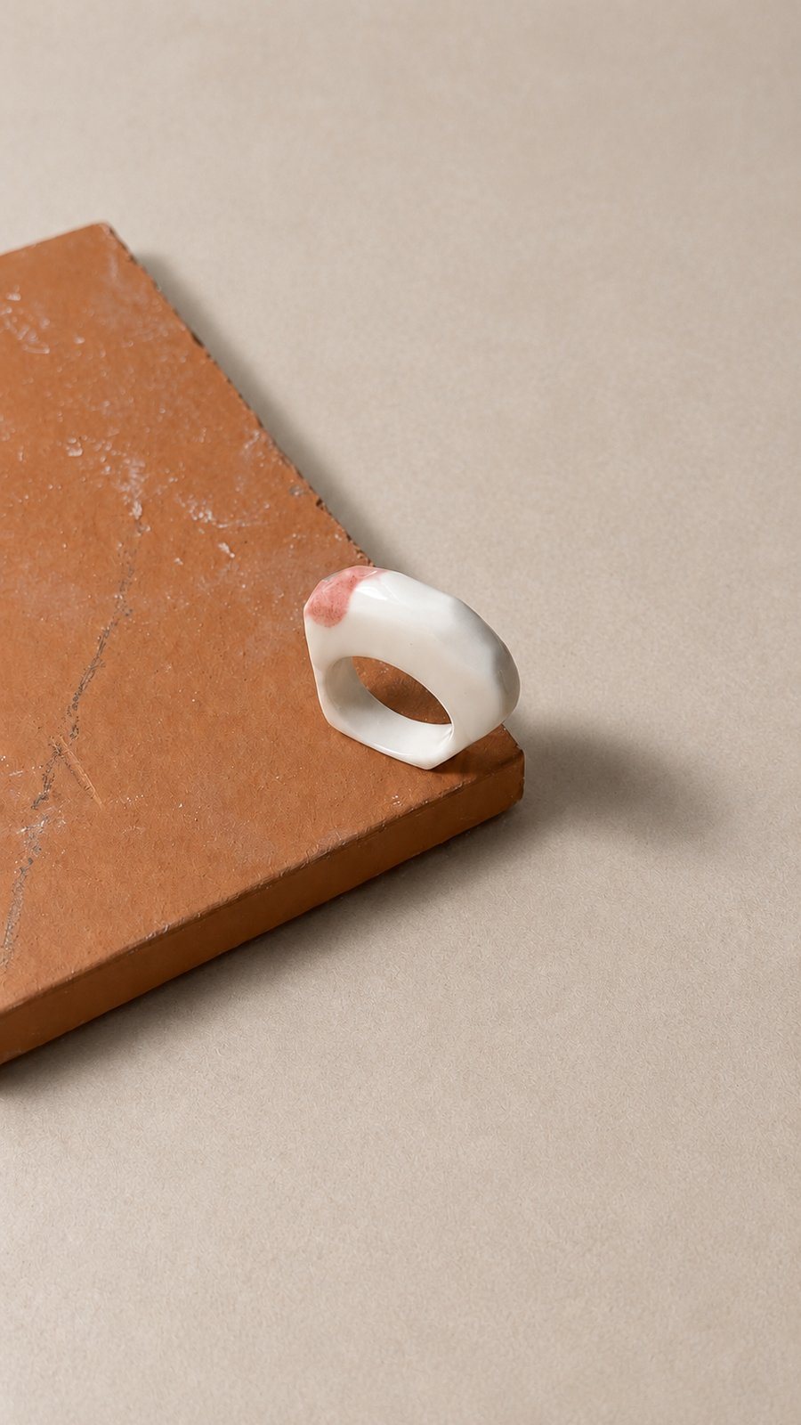 Anillo de porcelana sobre ladrillo