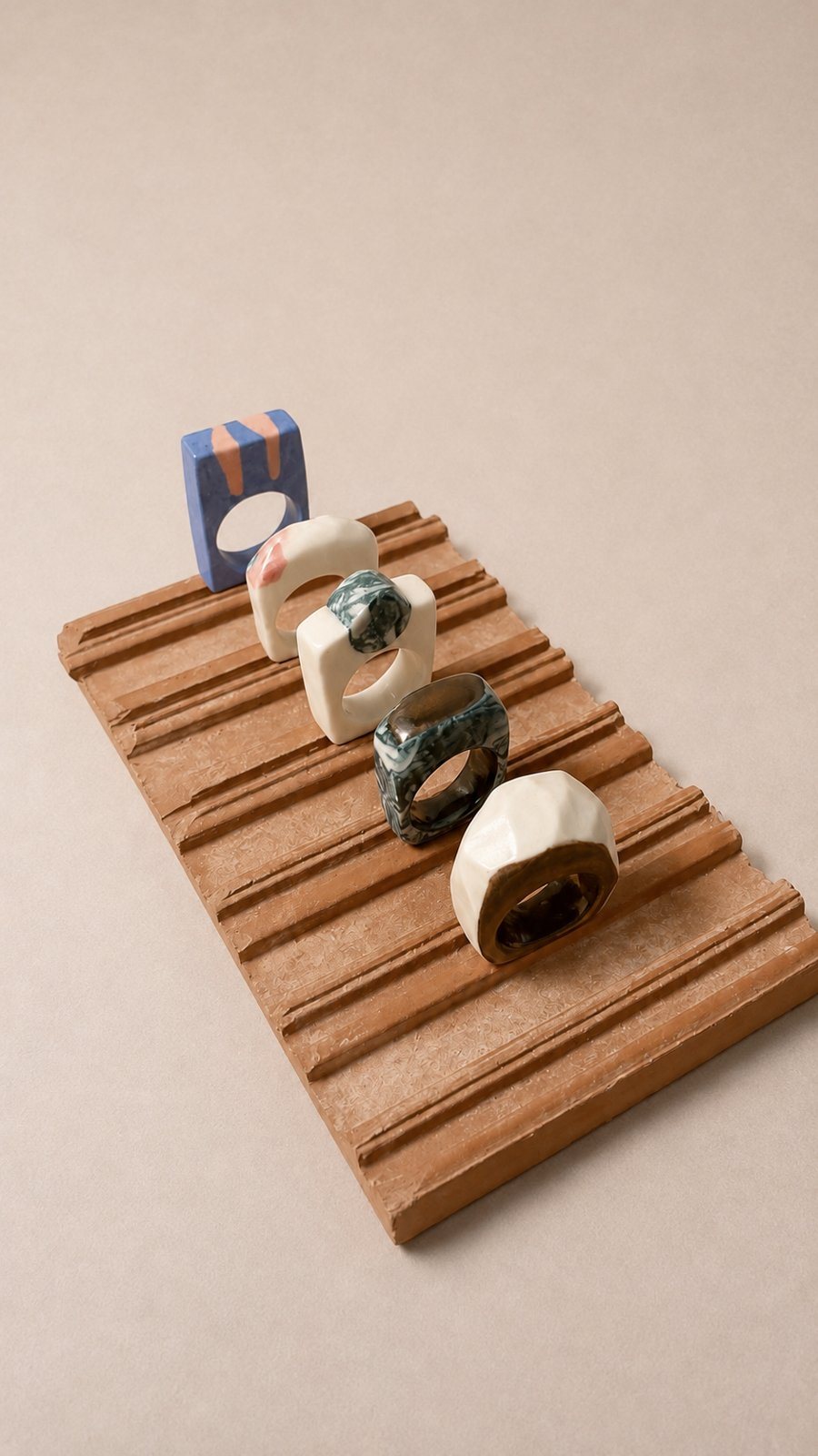 Anillos de porcelana sobre ladrillo