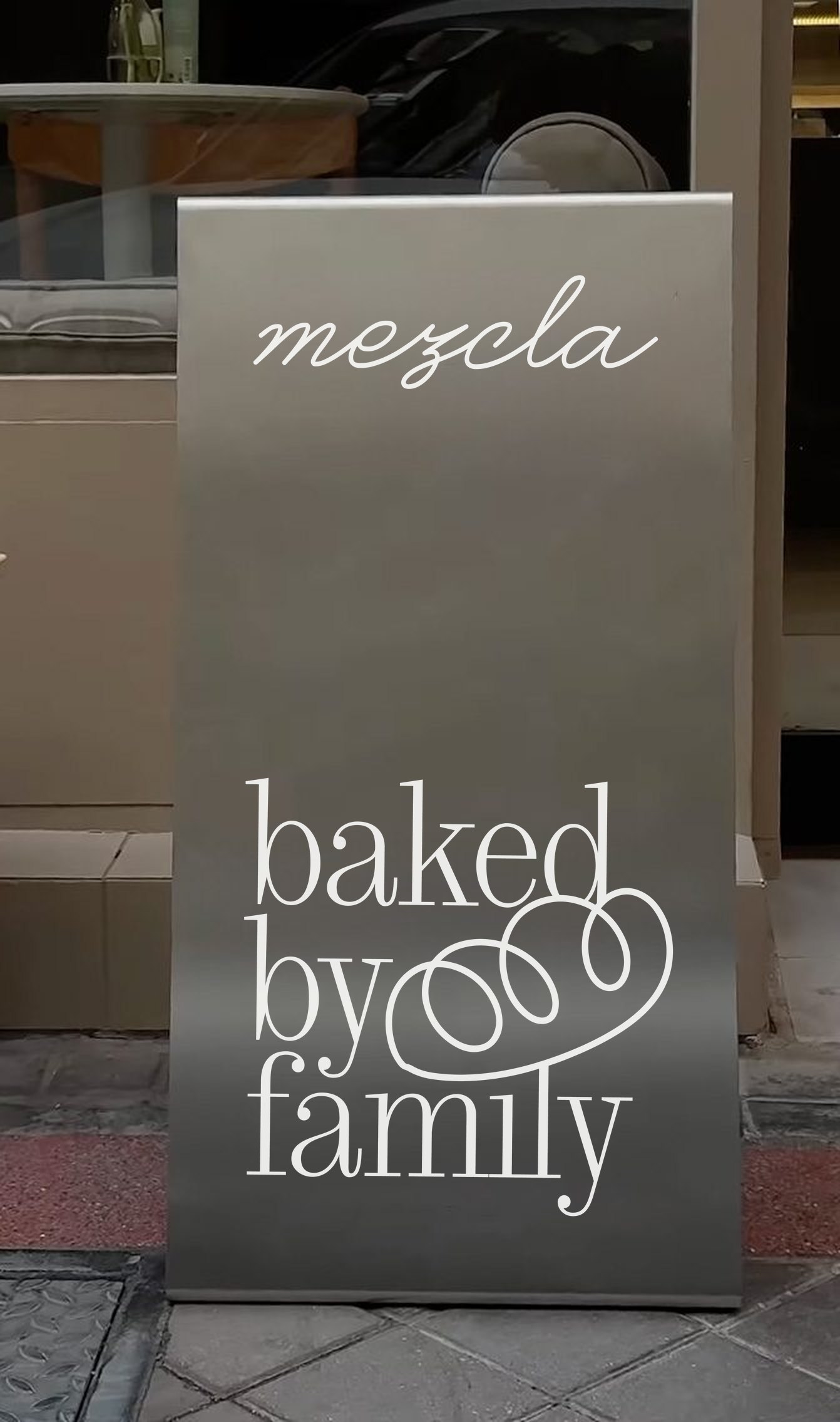 Atril de acero con baked by family en vinilo blanco