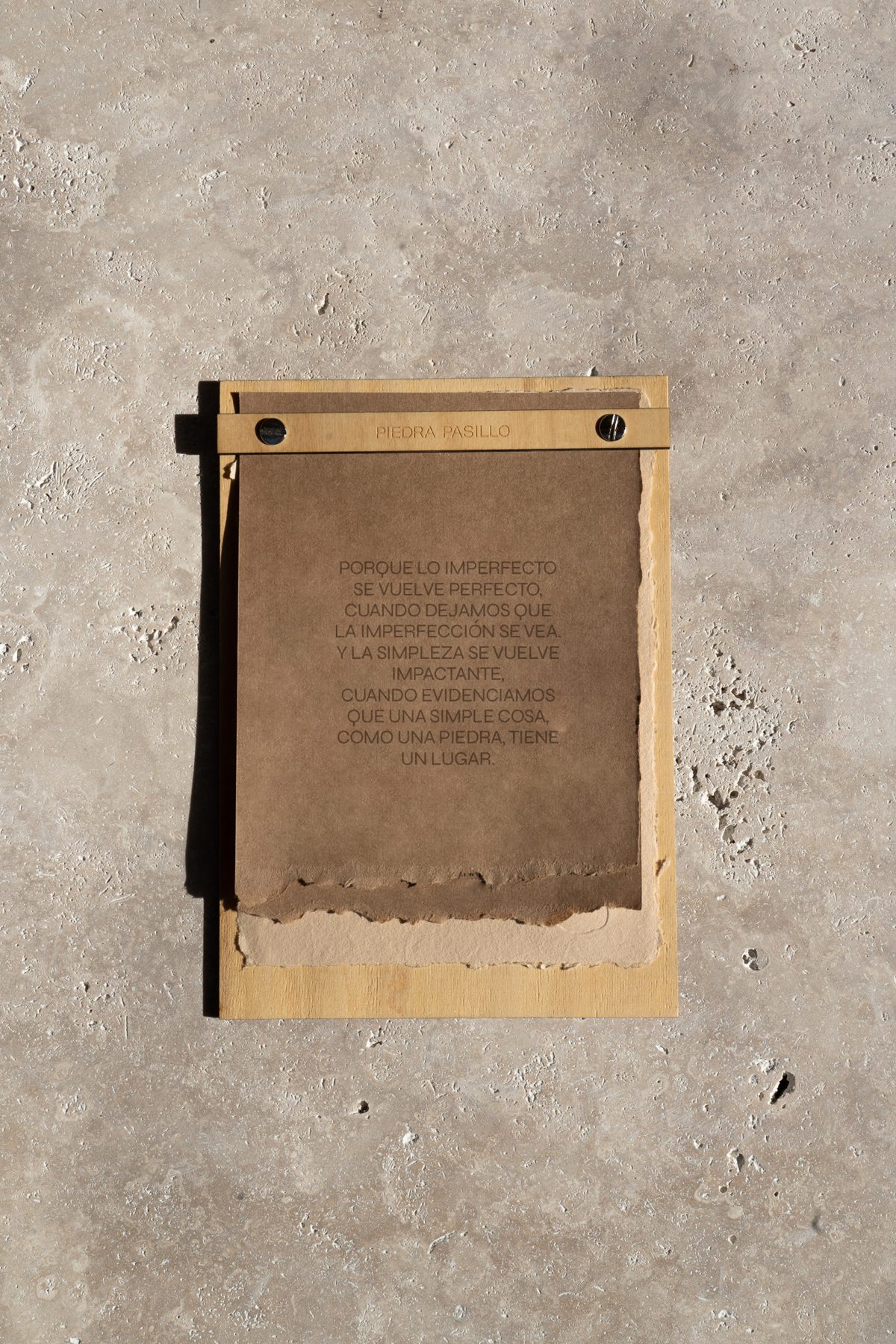 Menú de madera con papel artesanal