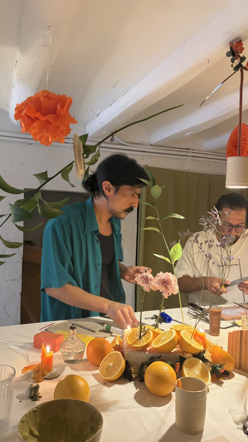 Taller de alianzas con flores colgantes