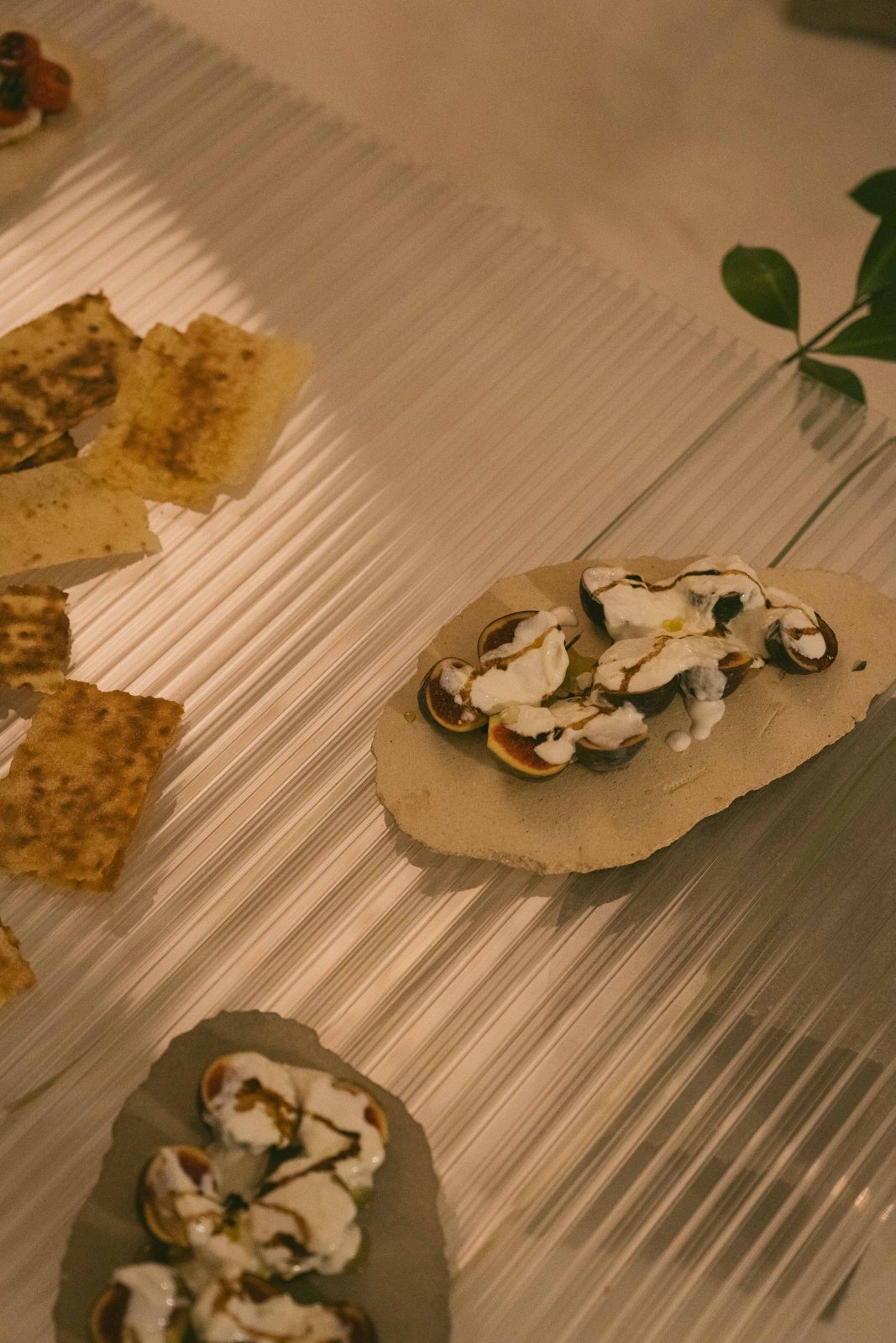 Higos sobre platos de cerámica