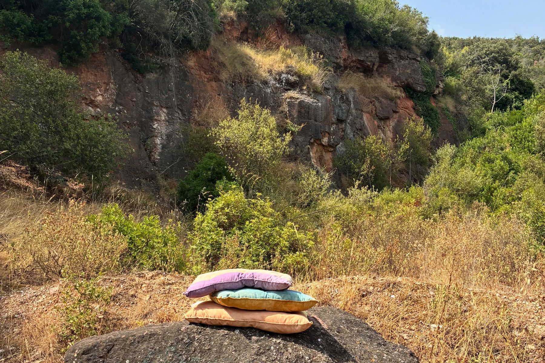 Textiles de Carlota Simó sobre una roca en el paisaje