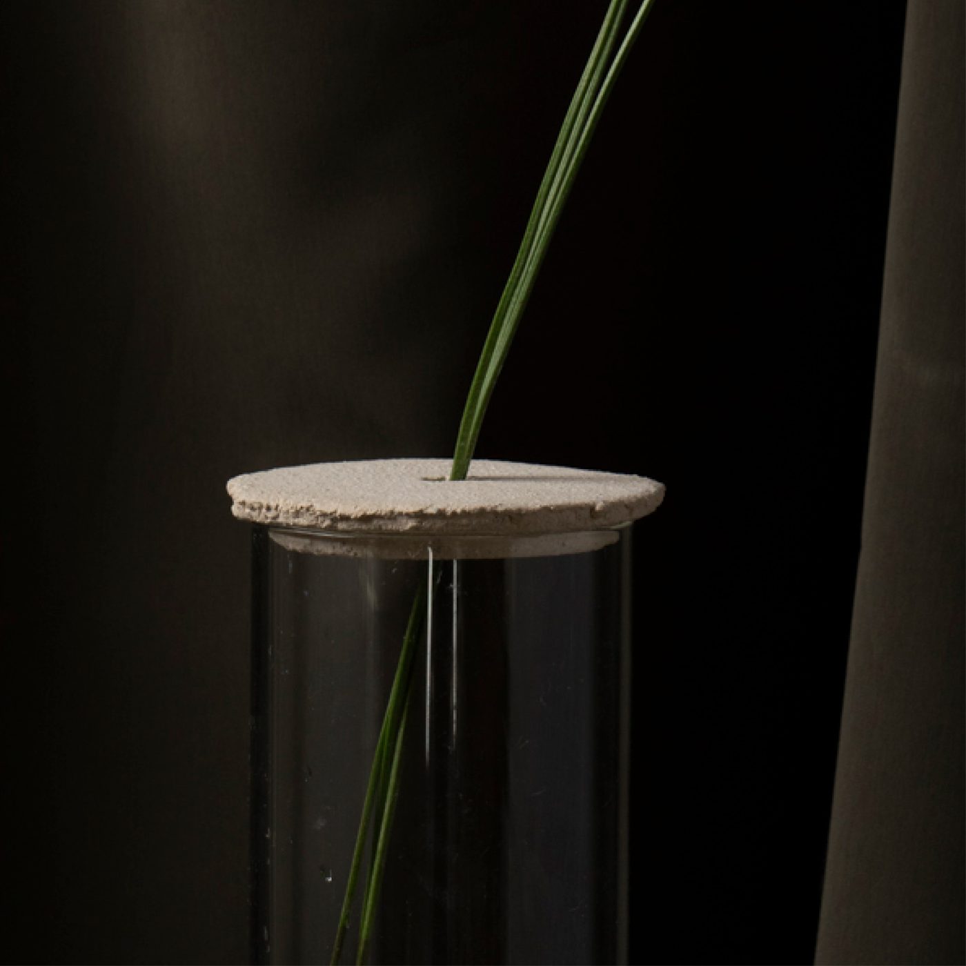 Florero de vidrio con tapa de cemento