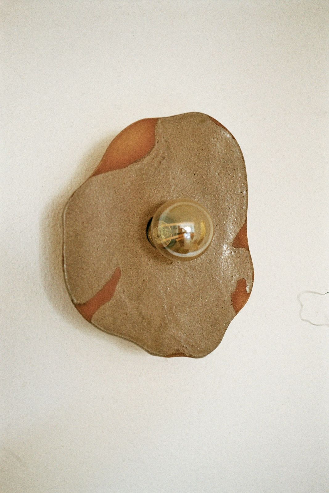 Aplique de cerámica en la pared con bombilla