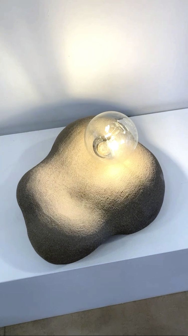 Lámpara de cerámica gris con bombilla
