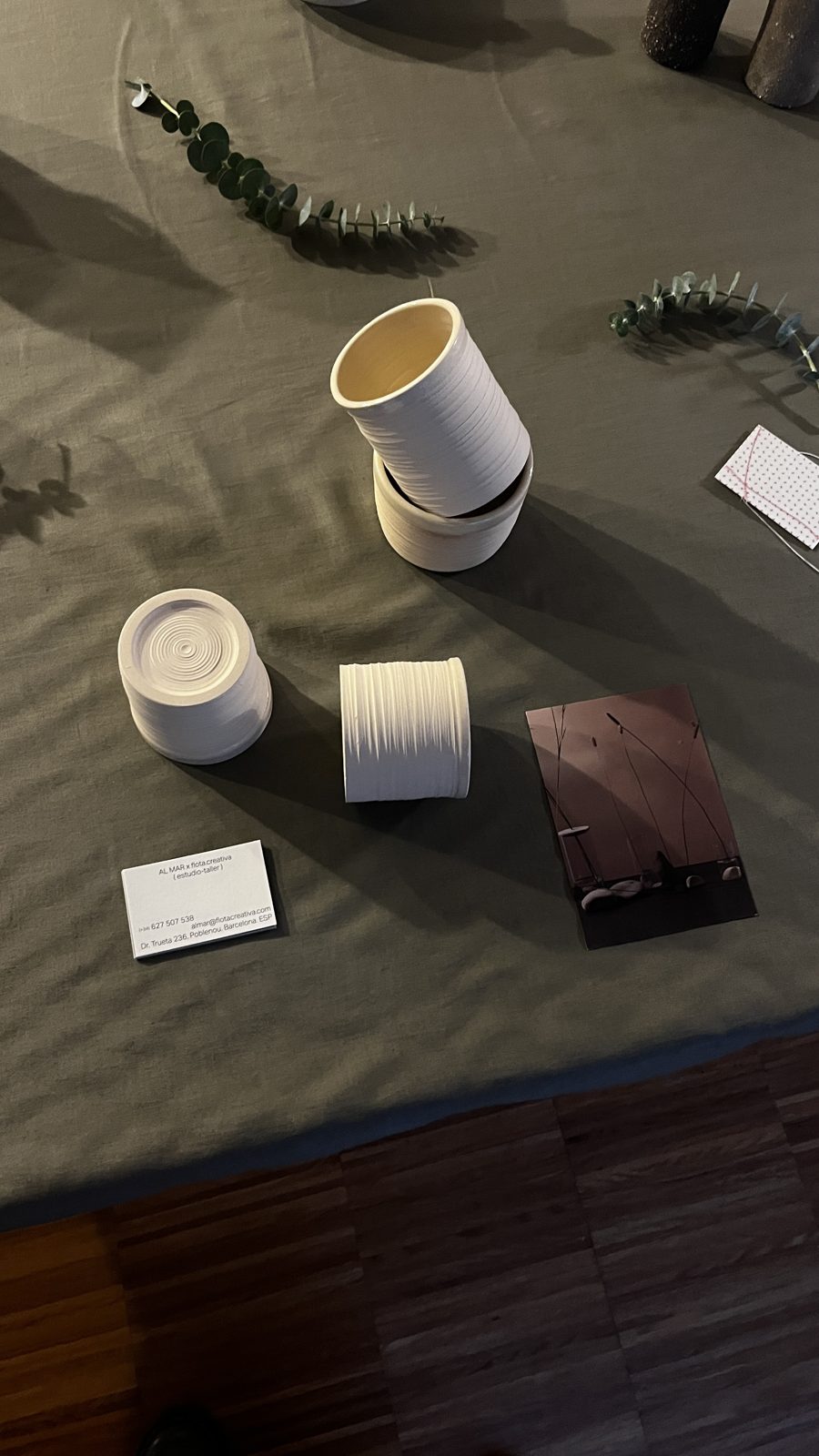 Tazas y piezas de cerámica sobre el mantel