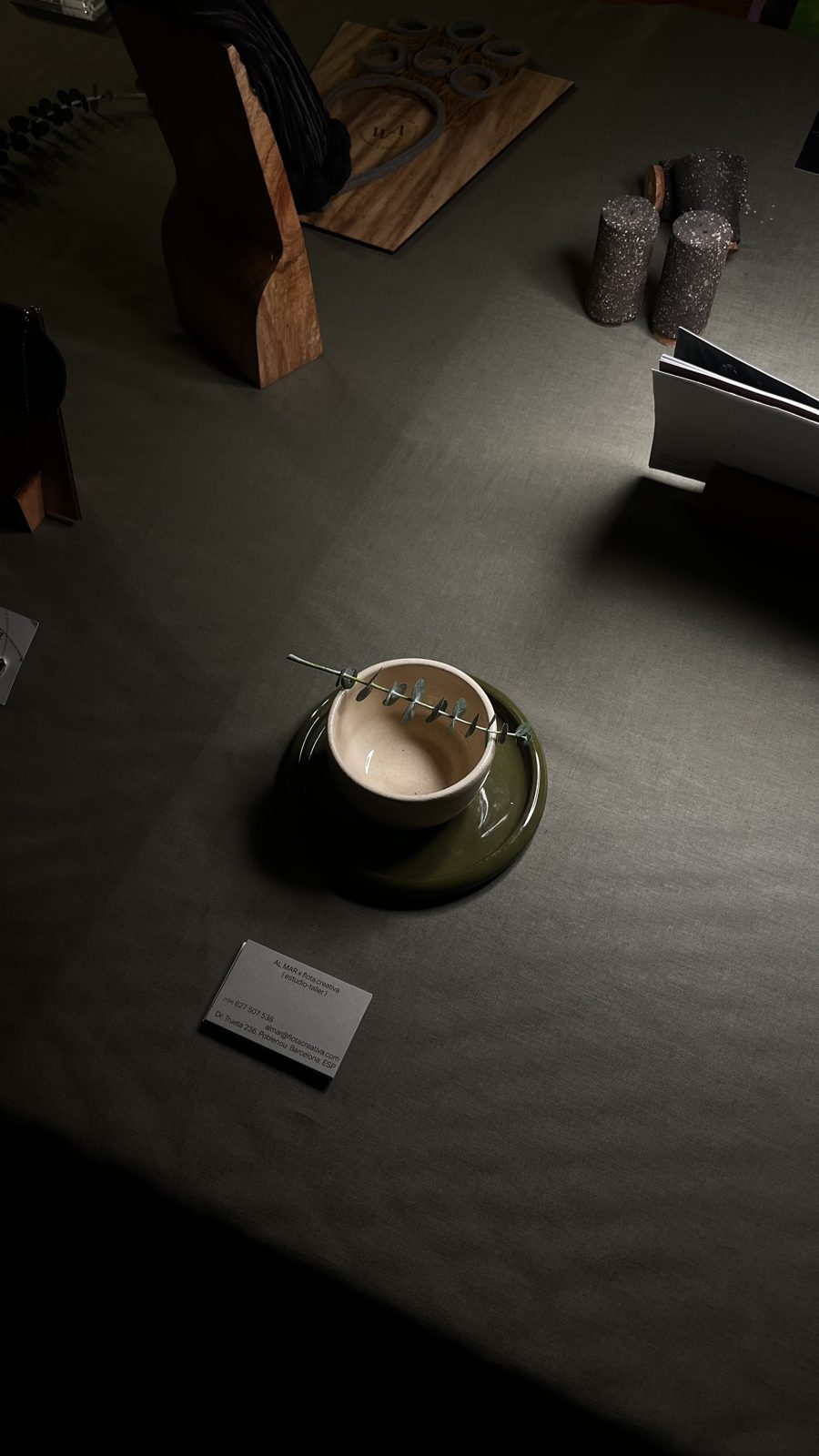 Taza sobre plato verde en la mesa del pop-up