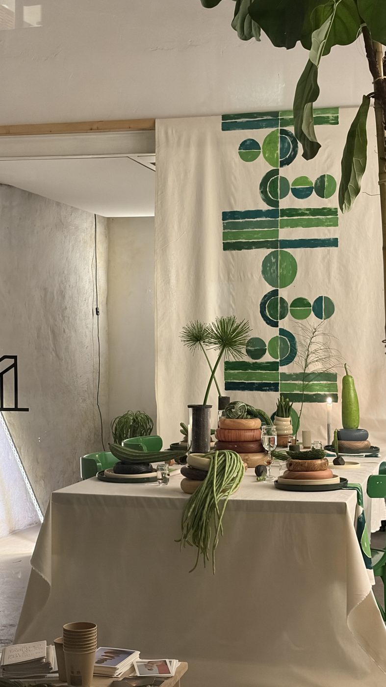 Taula parada de TABLE WEAR #01 amb un tèxtil verd estampat